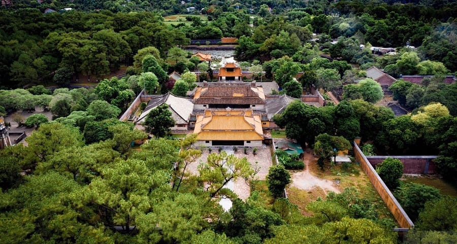 Lăng tẩm Huế của vua Tự Đức và khuôn viên xanh mát bao quanh